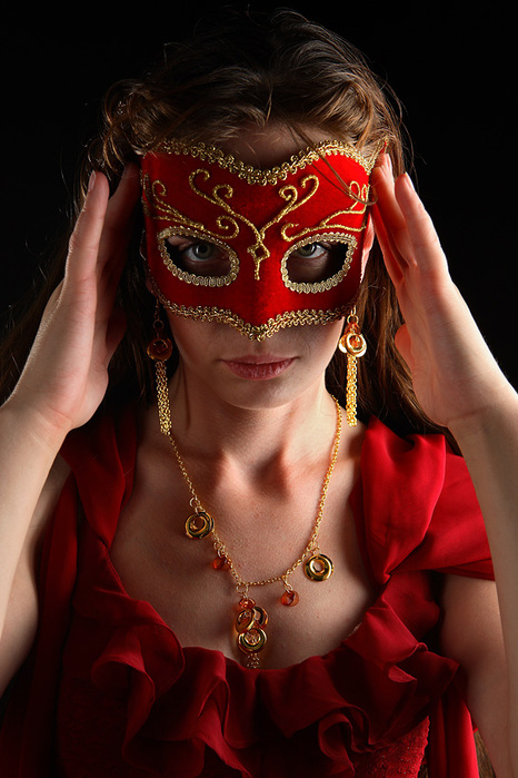 Маски красный девушка. Девушка в маске. Красная маска. Девушка в маскарадной маске. Женщина в красной маске.