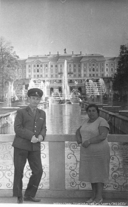 папа с мамой у фонтана (433x700, 193Kb)