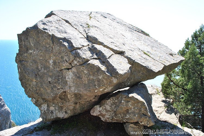 Качающийся дольмен на горе Кошка (700x468, 312Kb)