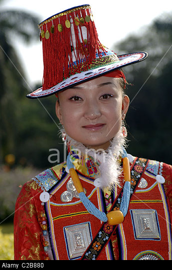 Qian-Weili-of-the-Yugu-ethnic-minority-displaying-her-folk-costume (345x540, 73Kb)
