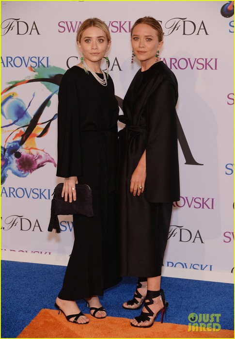 mary-kate-ashley-olsen-cfda-fashion-awards-01 (485x700, 78Kb)