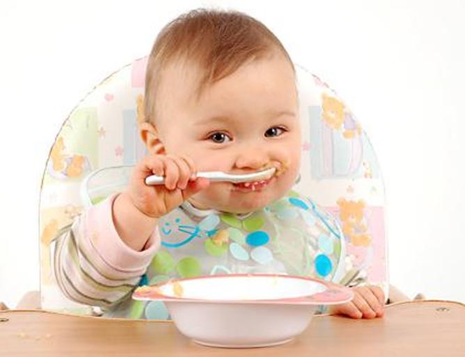 baby_eats_with_a_spoon(2) (668x514, 29Kb)