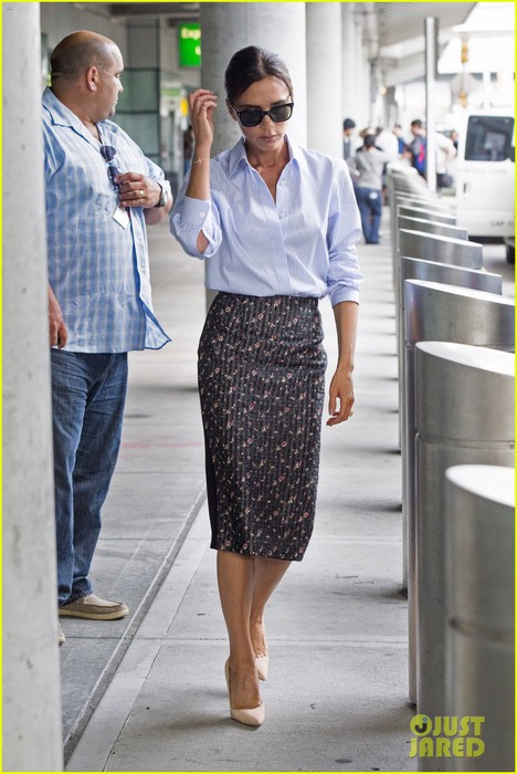 victoria-beckham-goes-business-chic-for-a-flight-01 (468x700, 90Kb)