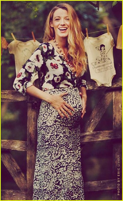 pregnant-blake-lively-shares-more-baby-bump-photos-03 (429x700, 101Kb)