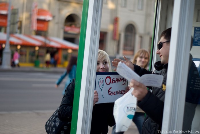 free hugs, обниму бесплатно, свободные объятия, телефонная будка