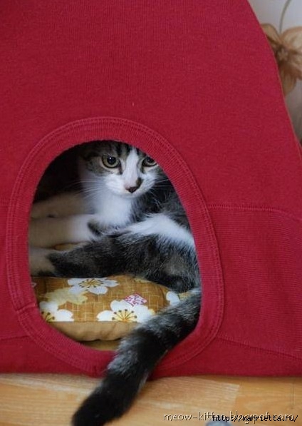 домик для кошки из вешалок и футболки (9) (424x597, 119Kb)