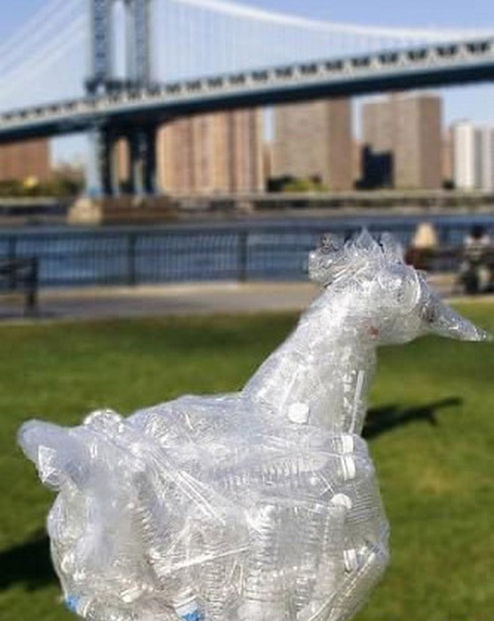 sculptures-made-of-plastic-bottles08 (556x700, 200Kb)