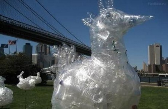 sculptures-made-of-plastic-bottles09 (560x365, 99Kb)
