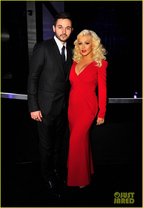 christina-aguilera-makes-first-red-carpet-appearance-since-welcoming-baby-daughter-01 (480x700, 48Kb)