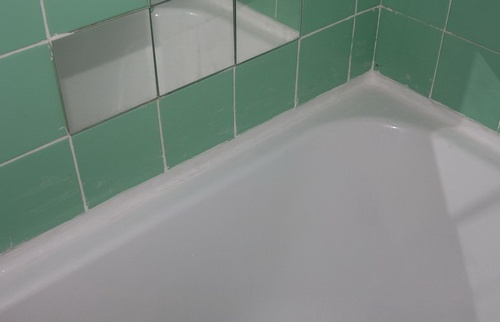 Чем и как заделать стык между ванной и стеной?