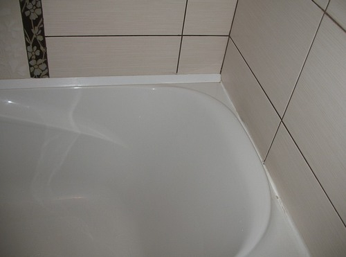 Как заделать щель между ванной и стеной?