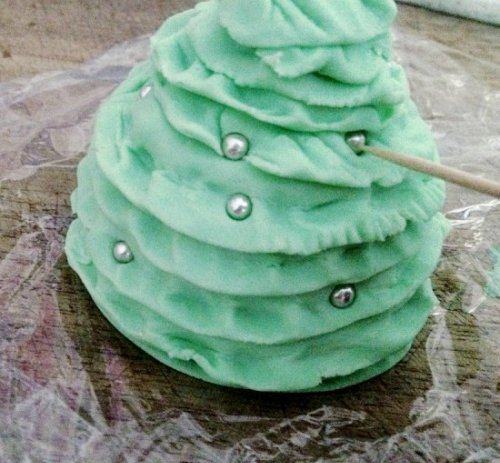 Новогодний торт с зелеными елками5 (500x463, 193Kb)