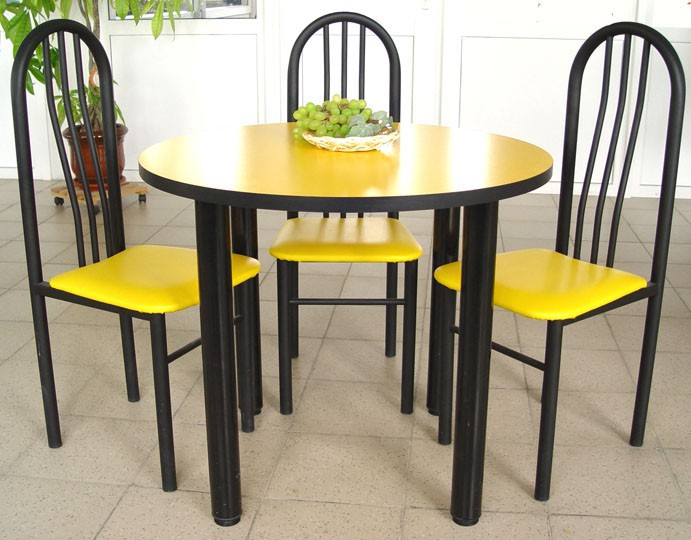 Кухонные столы саранск. Стол кухонный. Кухонный стол и стулья. Желтый стол для кухни. Стол и стулья для маленькой кухни.