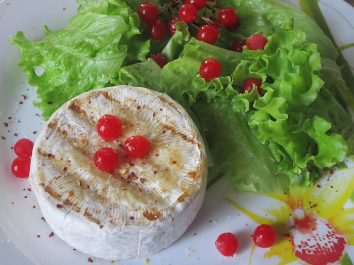 Салат из овощей с сыром бри