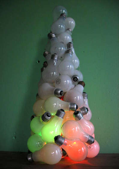 Recycled-Light-Bulb-Xmas-Tree[1] (396x560, 74Kb)