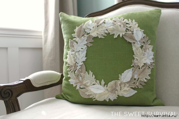 Декор диванной подушки цветами из фетра
