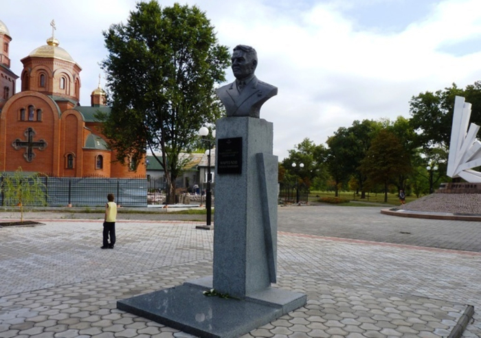 MargelovVasiliyFilip_bust_KrRog (700x492, 328Kb)