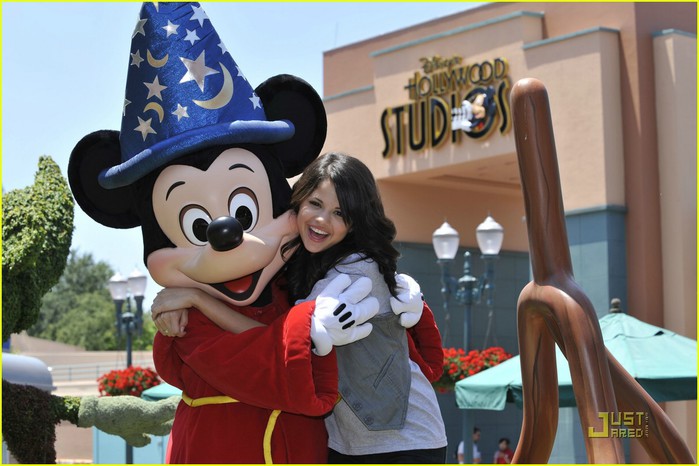 109121360_large_selenagomezmickeymouse05 (699x466, 83Kb)