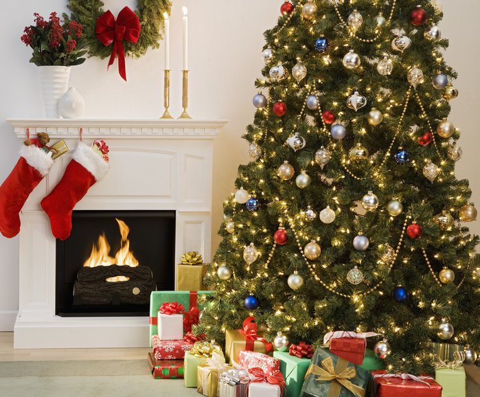 comfy-and-warm-living-room-design-with-christmas-tree-decorations (700x578, 116Kb)