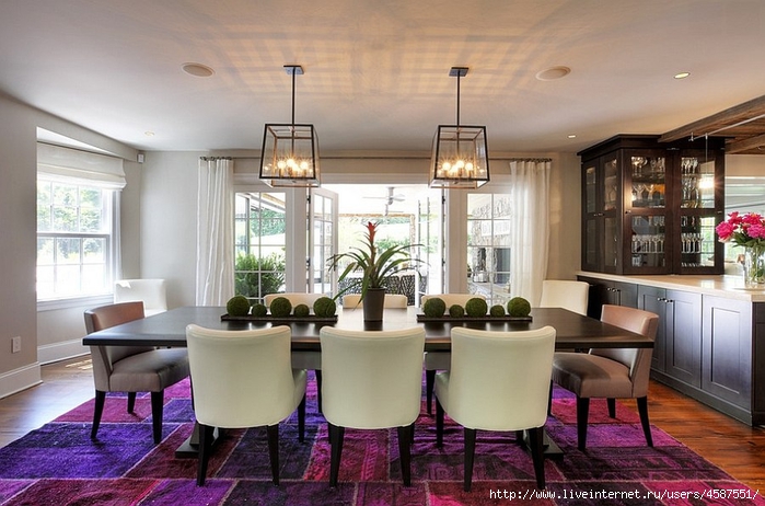 Fabulous-rug-in-multiple-shades-of-purple-steals-the-show-in-this-dining-room (700x462, 253Kb)