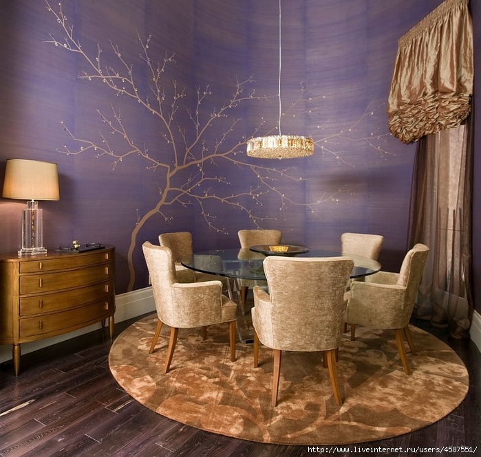 Glamorous-dining-room-with-hand-painted-wallpaper-and-golden-accents (700x665, 361Kb)