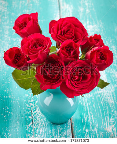 stock-photo-bouquet-of-red-roses-in-a-vase-on-blue-wooden-background-171871073 (383x470, 211Kb)