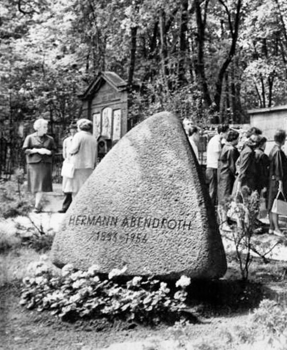 Weimar,_'Neuer_Friedhof',_Hermann_Abendroth (574x700, 269Kb)