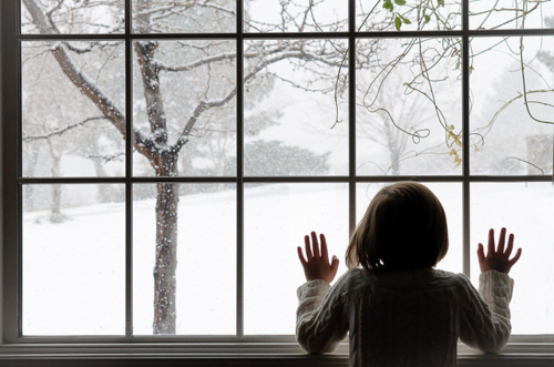 christmas-girl-hair-hands-snow-window-Favim.com-100584 (500x331, 98Kb)