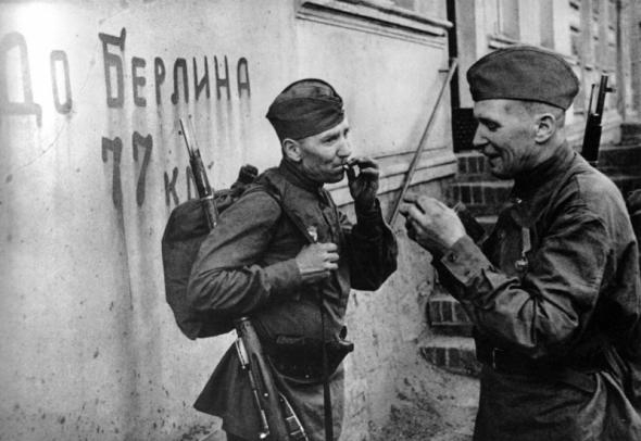 До Берлина остается 77 километров. Перекур советских бойцов (590x406, 105Kb)