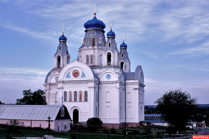 Беловодск луганская. Свято-Троицкий храм Беловодск. Храм Святой Троицы Беловодск. Троицкий храм в Беловодске. Храм Святой Троицы в Беловодске Луганская область.