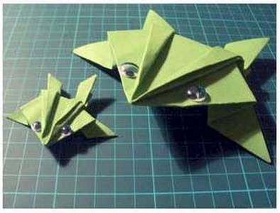 Процесс изготовления прыгающей лягушки оригами: