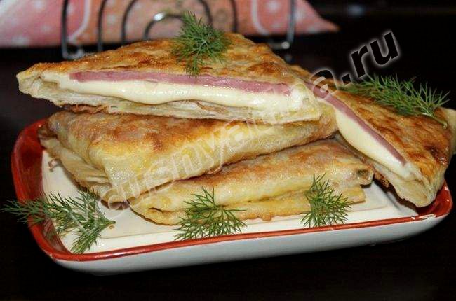 Завтрак из лаваша с ветчиной, сыром и яйцом на сковороде - рецепт с пошаговыми фото