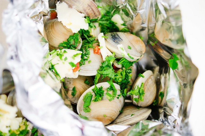 white-wine-clams-steamed-in-tinfoil-packets-01 (700x465, 90Kb)