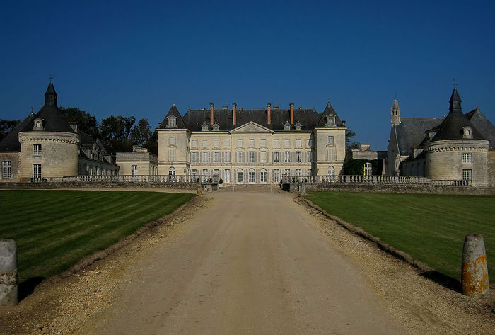 1280px-Castle_Montgeoffroy_2007_01 (700x473, 59Kb)