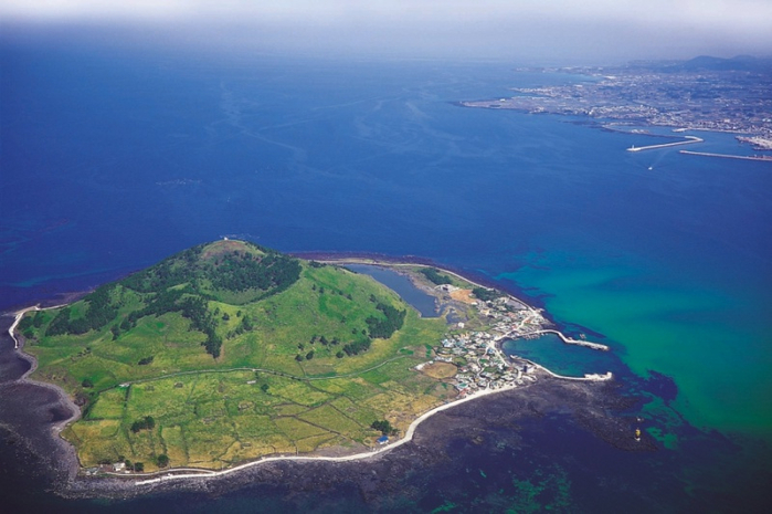 В составе острова Чеджу, находится конусообразный небольшой остров Biyangdo. (700x465, 300Kb)