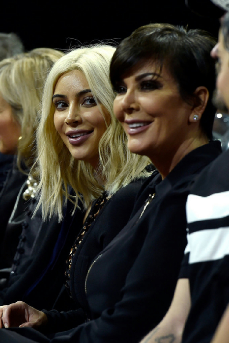 Kim-Kardashimiled-her-mom-Kris-during-show (466x700, 303Kb)