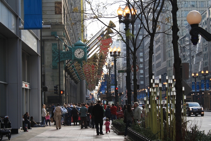 Crowds-viewing-Christmas-Holiday-Windows-at-Macys-on-State-Street (700x466, 220Kb)