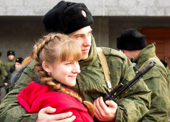 Песня жены солдата. Жена солдата. Матери солдат России. Мама провожает в армию. Проводы солдата.