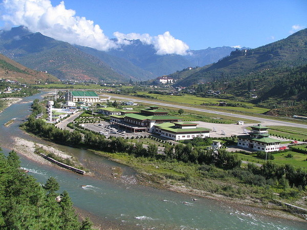 800px-Paro_Airport (600x450, 114Kb)