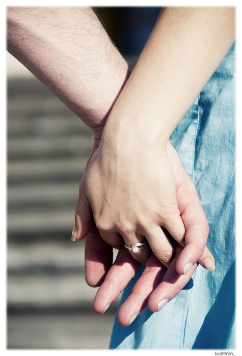 Поедем в две руки. Руки мужчины и женщины. Женская рука. Мужская и женская рука. Переплетенные пальцы.