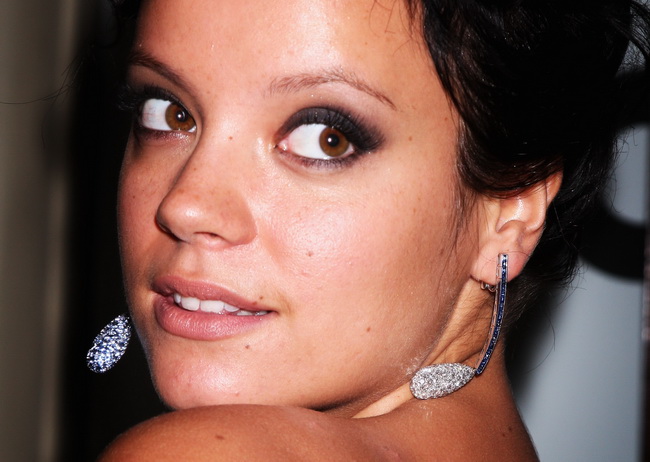 Známa speváčka prežíva krušné chvíle: Lily Allen skončila v nemocnici! - galéria