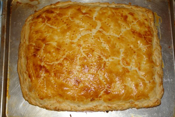 Открытый домашний пирог из слоеного теста, шампиньонов и сыра