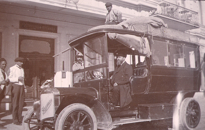 Тюменский куппц В.Л. Жернаков за рулём омнибуса. Ялта. 1909 год