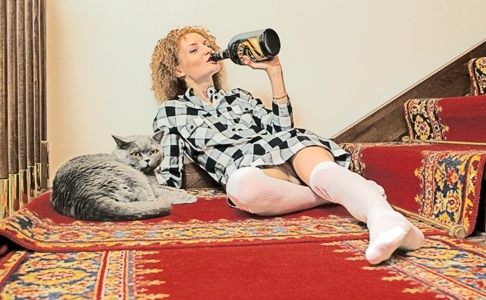 Flavia_with_a_bottle (699x432, 121Kb)