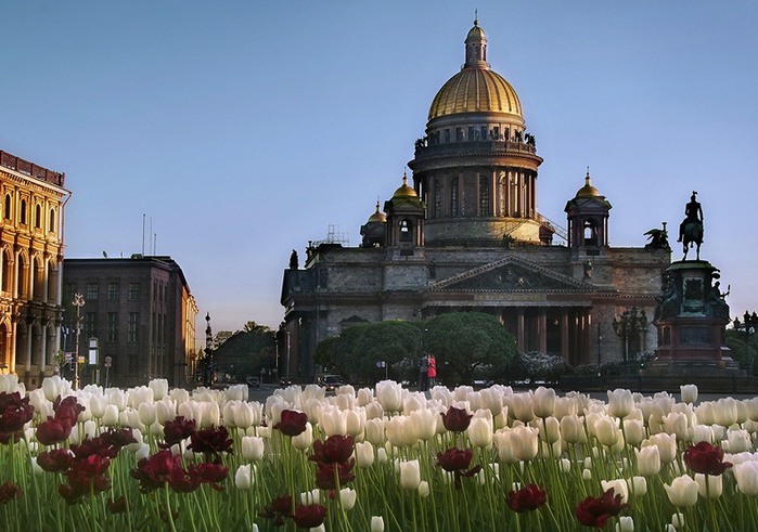 Исаакиевский собор в Санкт Петербурге летом