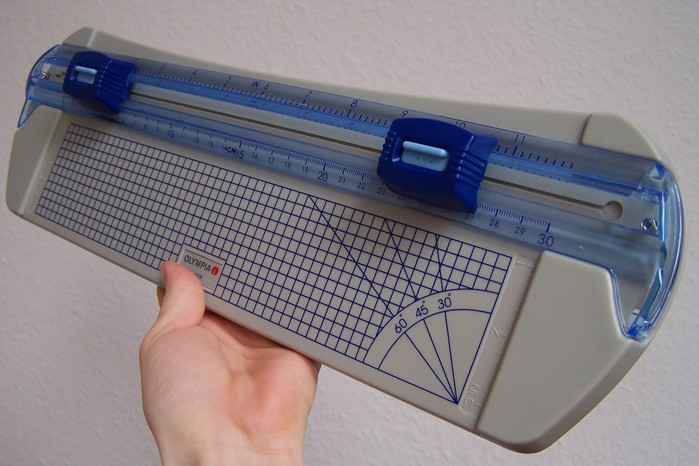 Отрезая линейка. Прибор для резки бумаги полосками. Машинка для квиллинга. Аппарат для нарезки бумаги для квиллинга. Машинка для квиллинга нарезания бумаги.