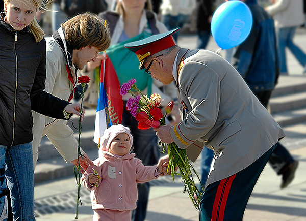 Празднование дня победы в семье. Празднование 23 февраля в семье. Ветераны и дети. День Победы семья. С праздником 23 февраля семья.