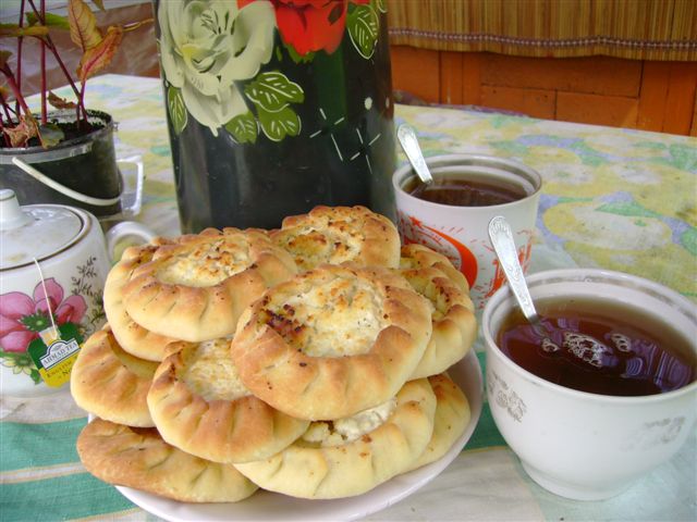 Деревня пирожки. Чай с ватрушками. Чаепитие с ватрушками и пирожками. Бабушкины пирожки с чаем. Чай с пирогами у бабушки.