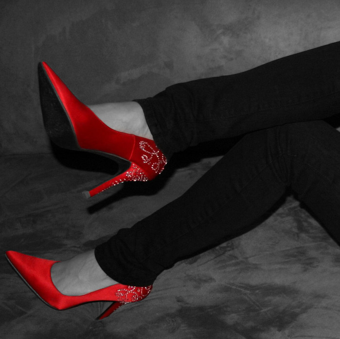 Красный туфли мужской. Черный костюм с красными туфлями. Туфли убийцы. Красные туфли фэшн. Мужик в красных туфлях.