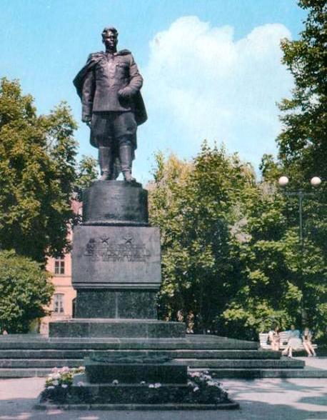Памятник Черняховскому. Обсуждение на LiveInternet ...
 Черняховский Памятник